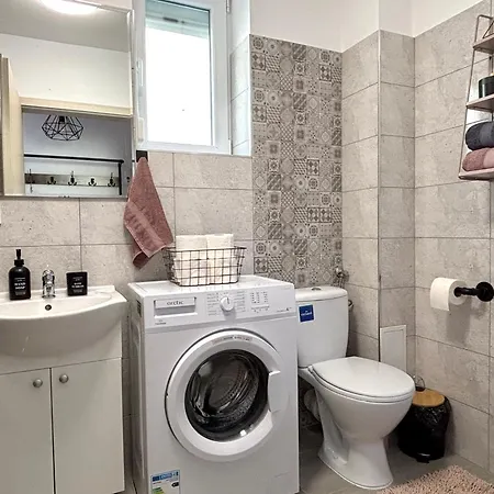 Apartment Wanderlust Pink, For 4, Wifi And Free Parking Risnov