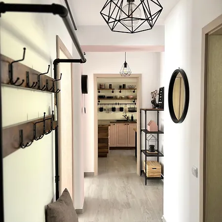 Wanderlust Pink, For 4, Wifi And Free Parking Apartment Risnov