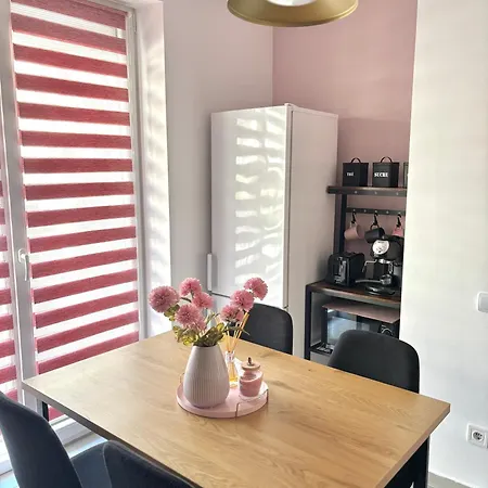 Wanderlust Pink, For 4, Wifi And Free Parking * Risnov