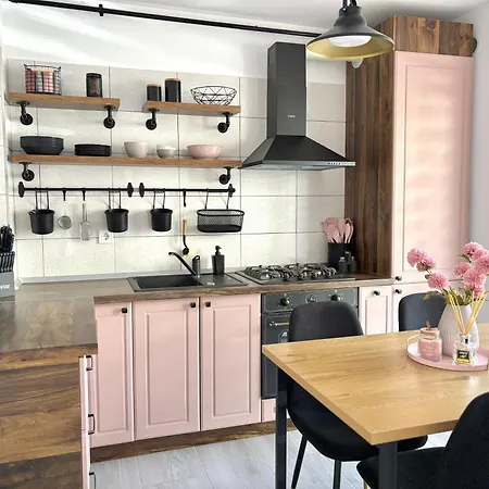 Wanderlust Pink, For 4, Wifi And Free Parking Risnov
